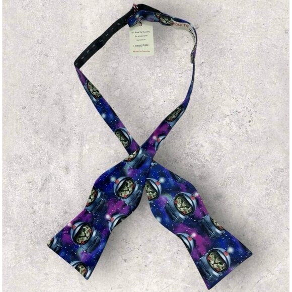 Tuesday Other - NEW TUESDAY Polyester Self Bow Tie Purple Astronaut Cat USA Flag W:2.7"